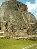 uxmal1.JPG (81869 byte)